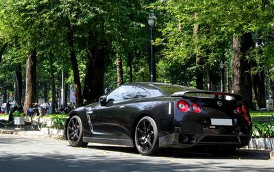 Nissan GTR độ từ đen sang trắng ở Sài Gòn