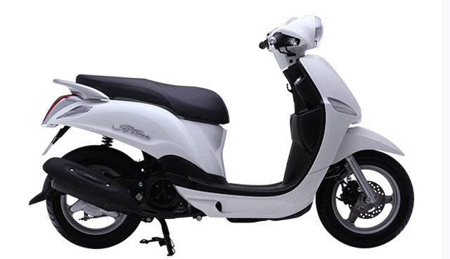 Xe máy Yamaha Nozza màu trắng cho nữ sinh thuần khiết